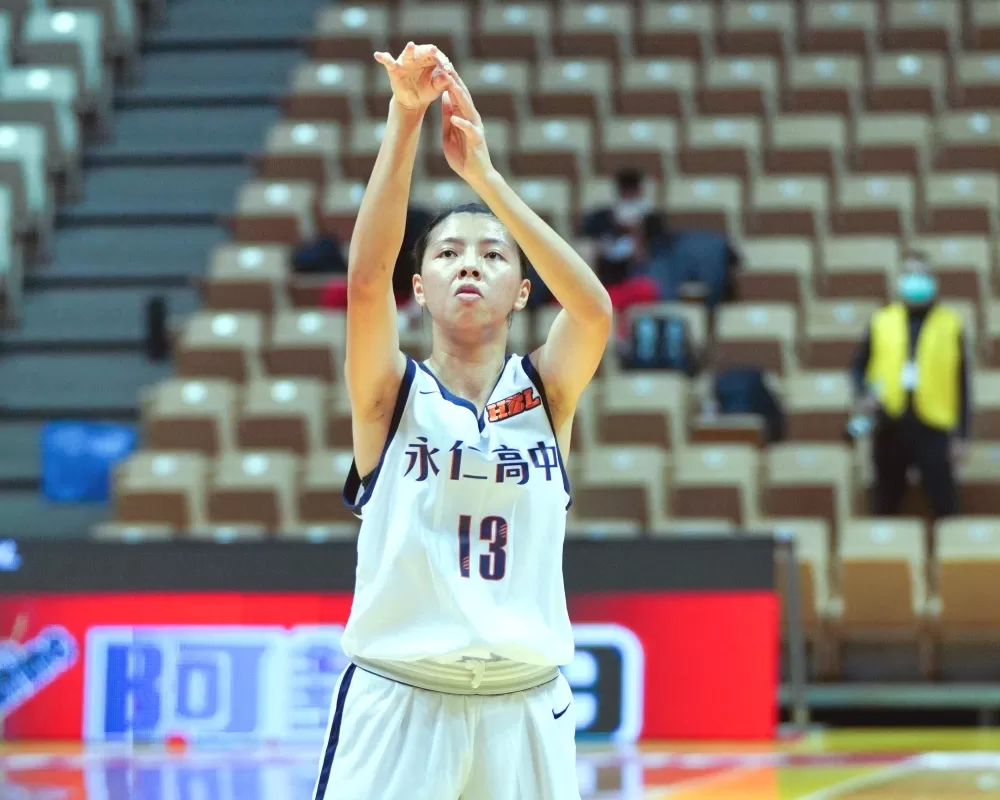 永仁174高二前鋒王逸汝3項新高16分19籃板7阻攻，首度「雙十」乃至「準大三元」。