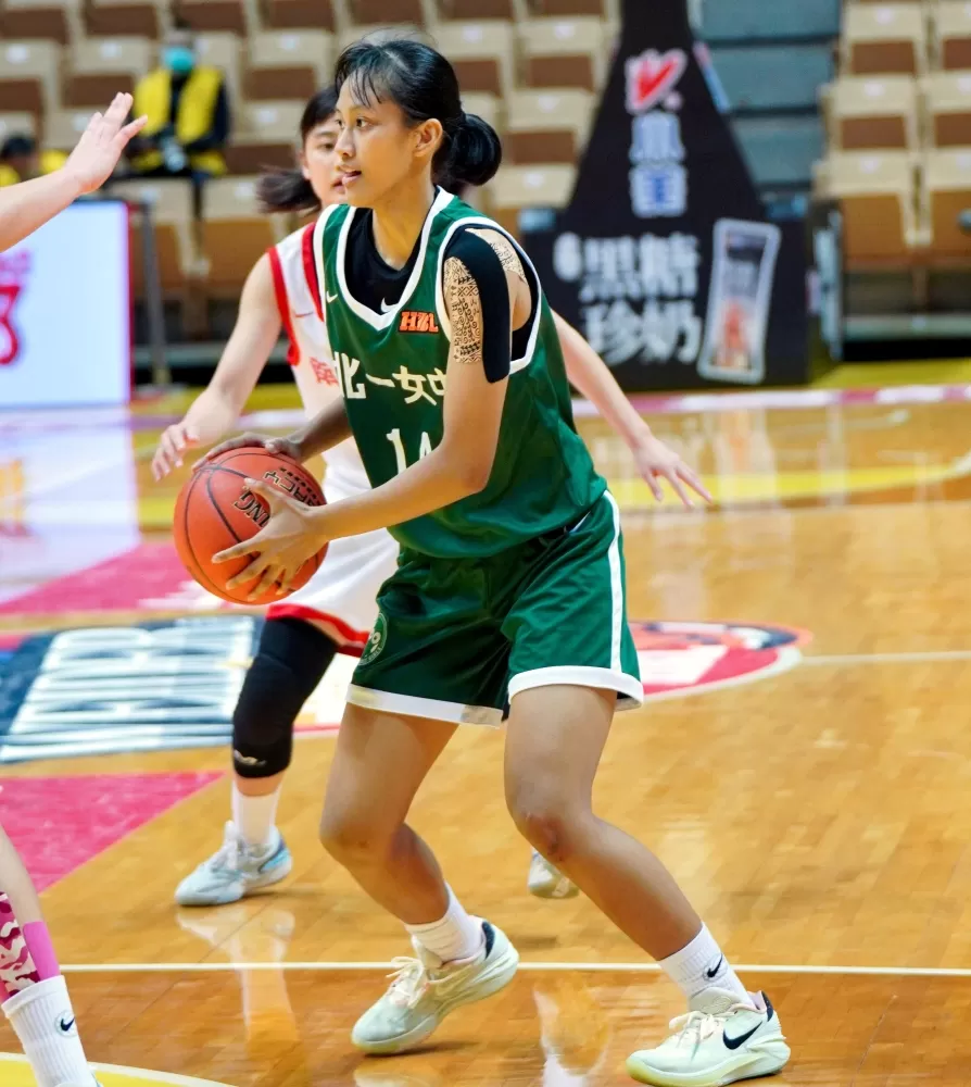 北一女米靖恩15分、11 籃板「雙十」及4助攻、5抄截。