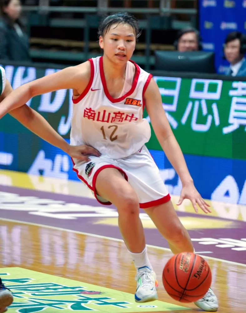 南山高三中鋒張家瑄24分及最高19籃板，預賽起連8場「雙十」。