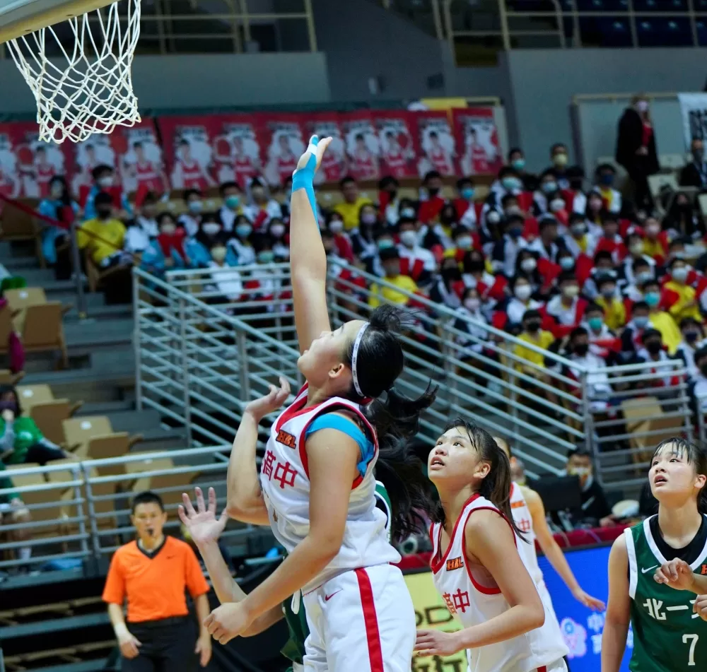 南山楊巧聿11分、10籃板「雙十」及5助攻、2抄截。