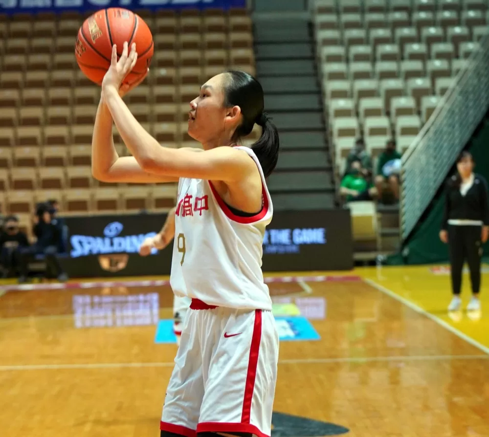 南山劉芳瑜3記三分球12分、5籃板、2抄截。