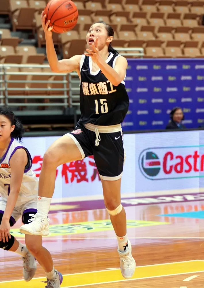 淡商高二替補中鋒蔡菀娗7分、10籃板、5助攻。