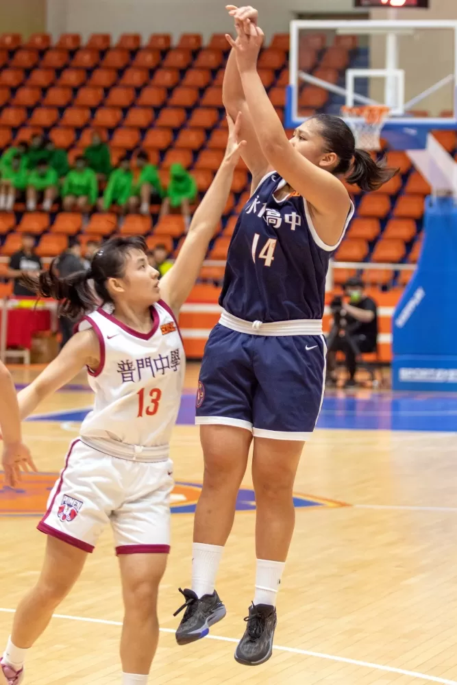 永仁菜鳥陳薇涵20分、11籃板「雙十」。