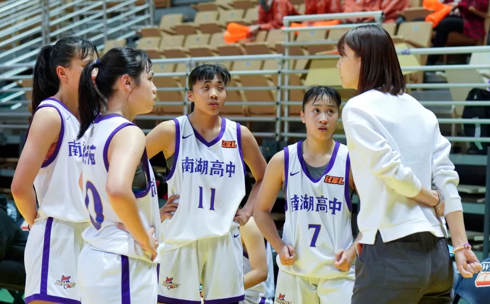 南湖教練孫韻筌耳提面命。