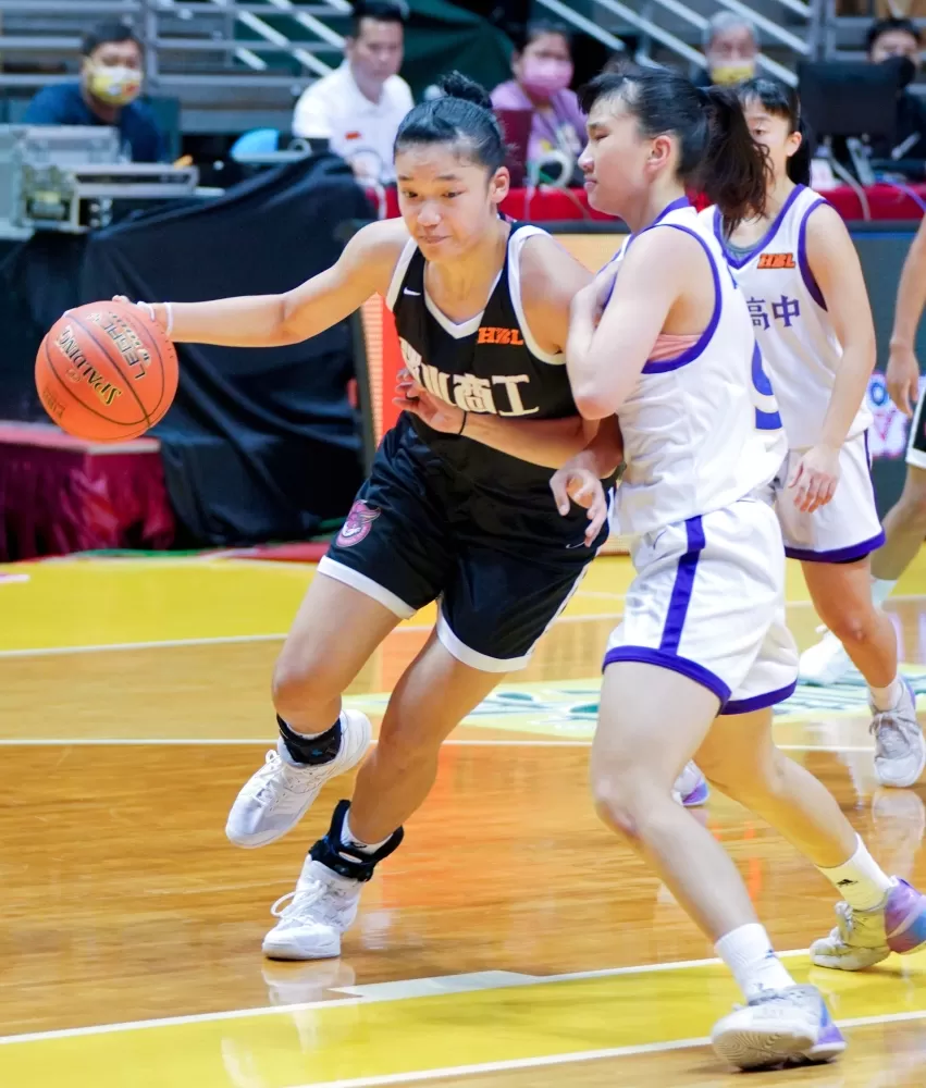 淡商185公分高三超級中鋒蕭豫玟19分、22籃板，開季連7場「雙十」。