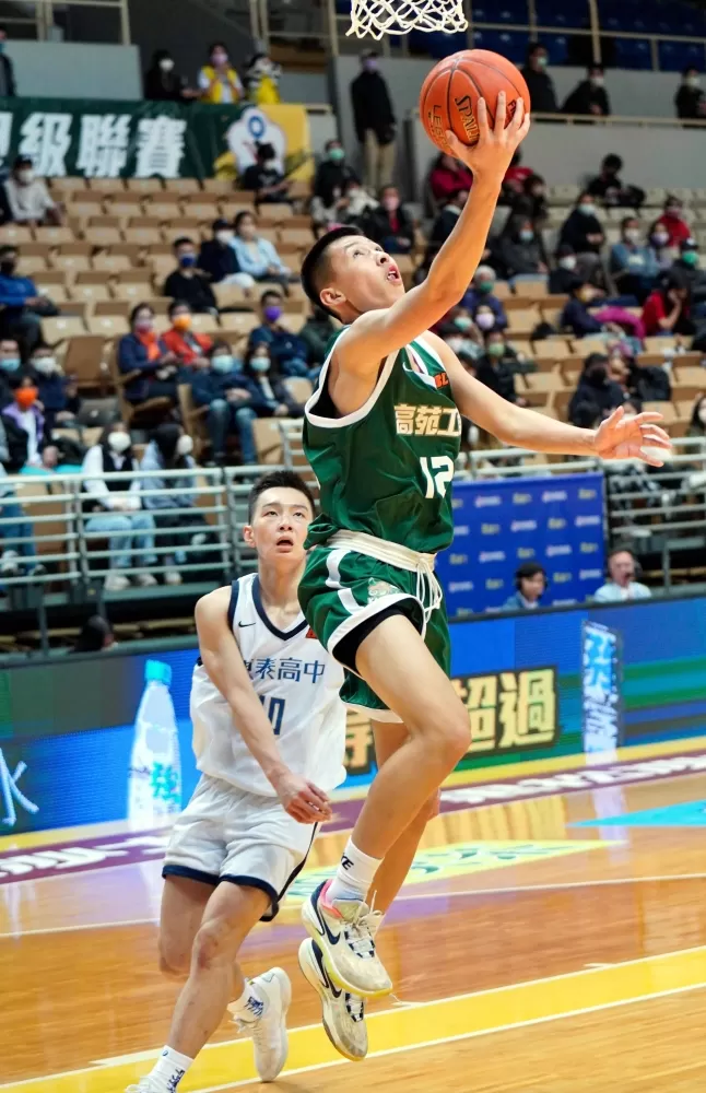 高苑高一菜鳥謝昀達16分、8籃板、3助攻、4抄截。