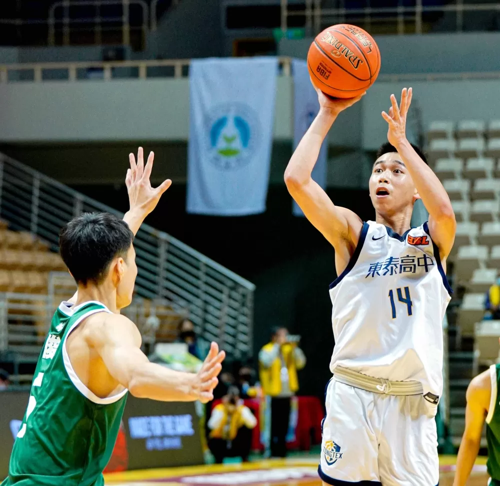 東泰邱繼揚16分、14籃板「雙十」。