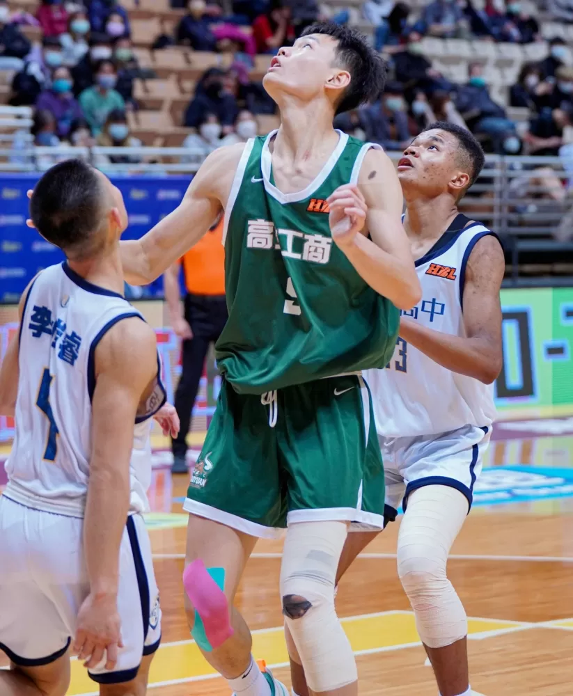 高苑郭俊言22分、9籃板。