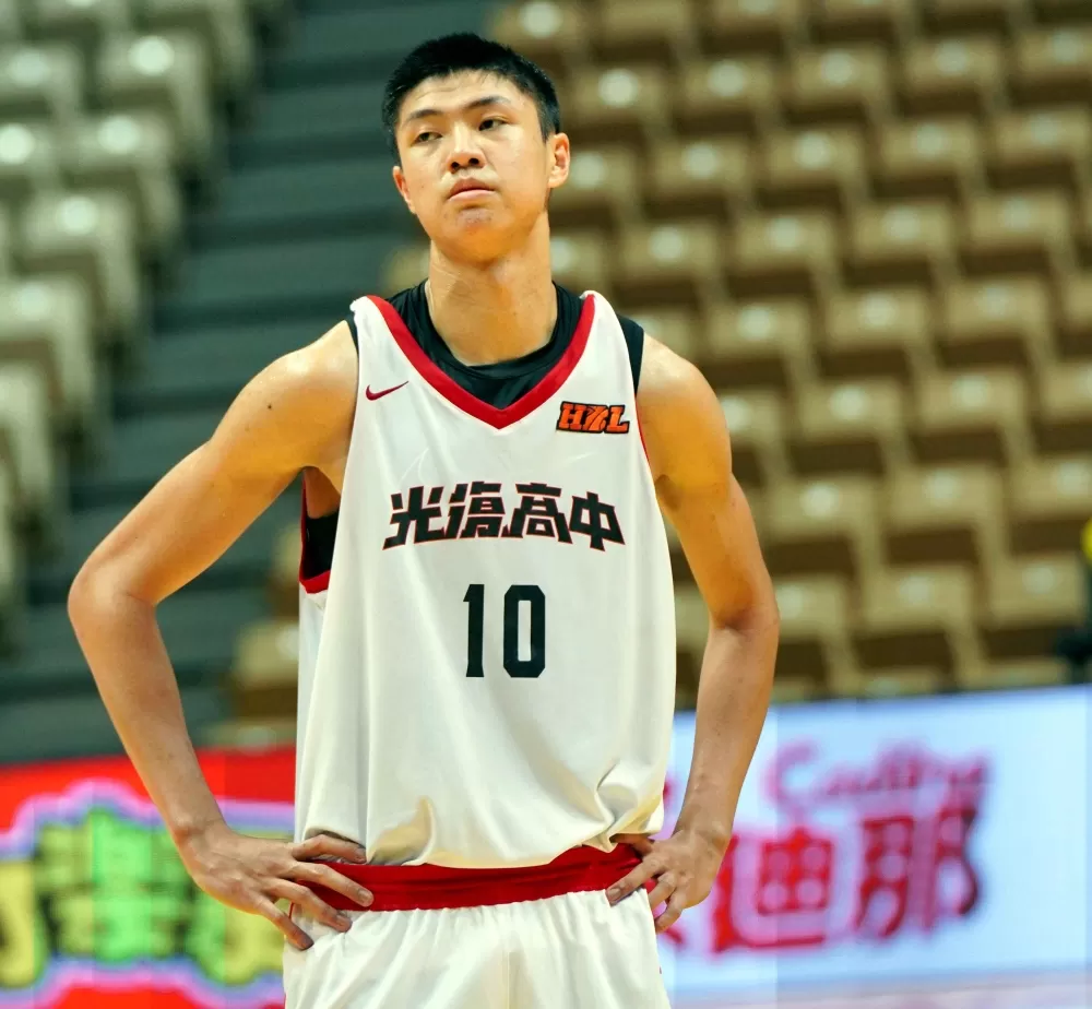 光復「兩百」鄭名斈 17 分、18籃板「雙十」。