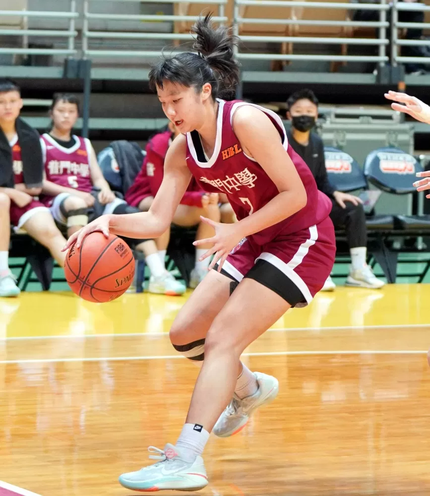 普門高二中鋒李郁慈13分、5籃板、3助攻、2抄截。