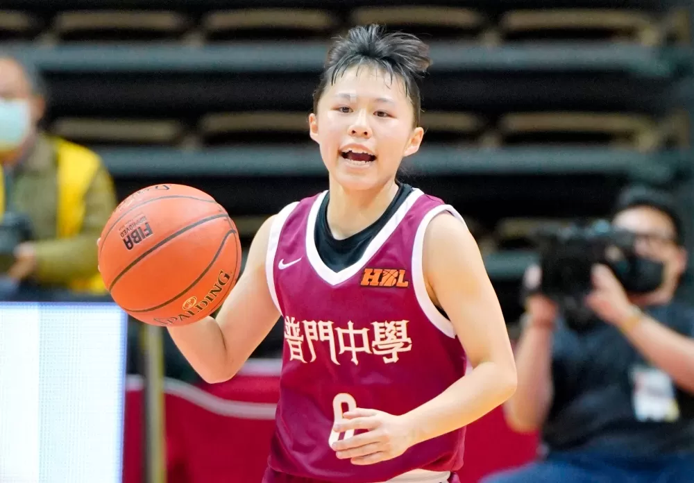 普門第一射手陳妤瑩三分球11投中5拿17分4籃板6助攻2抄截，開季連 8場上雙。