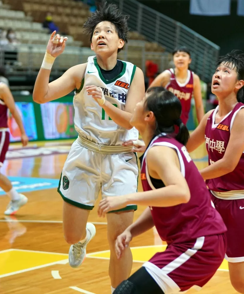 陽明高二中鋒魏詩芸17分、6籃板。