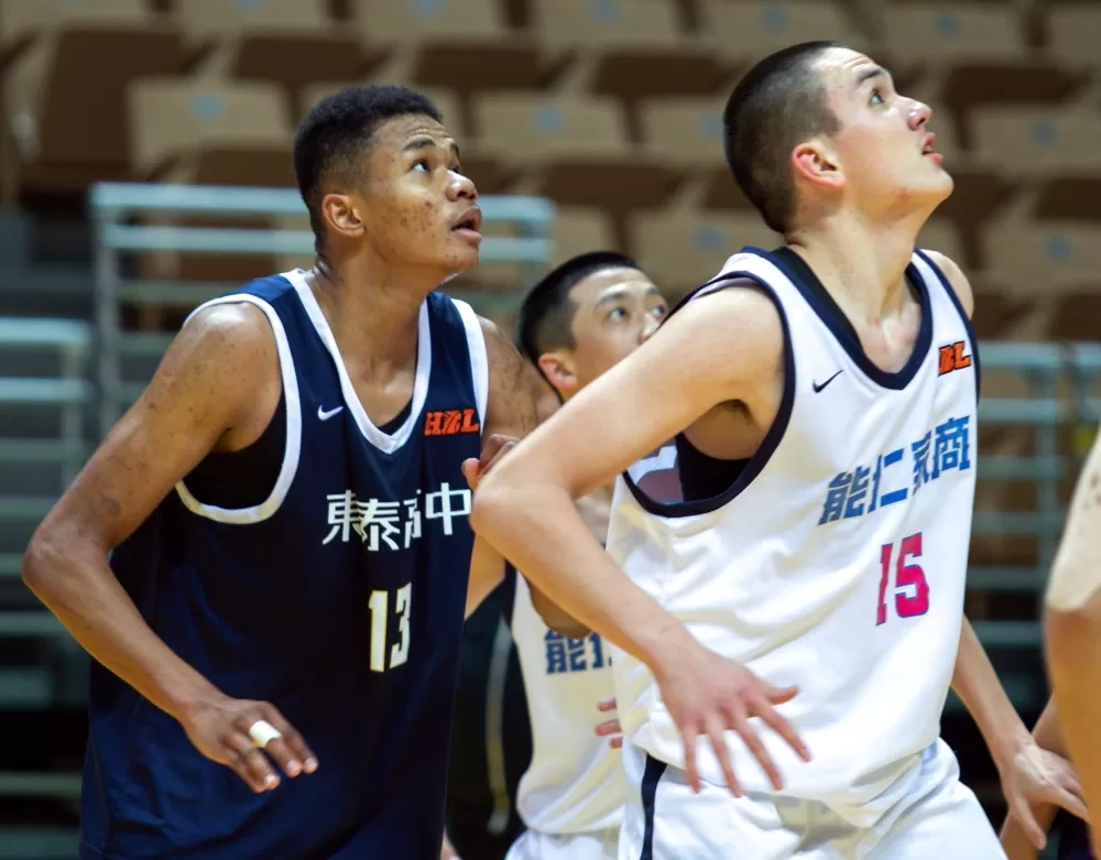 8分、9籃板、4助攻的高一菜鳥傅雋堯摃上東泰歐士綸12分、14籃板「雙十」。