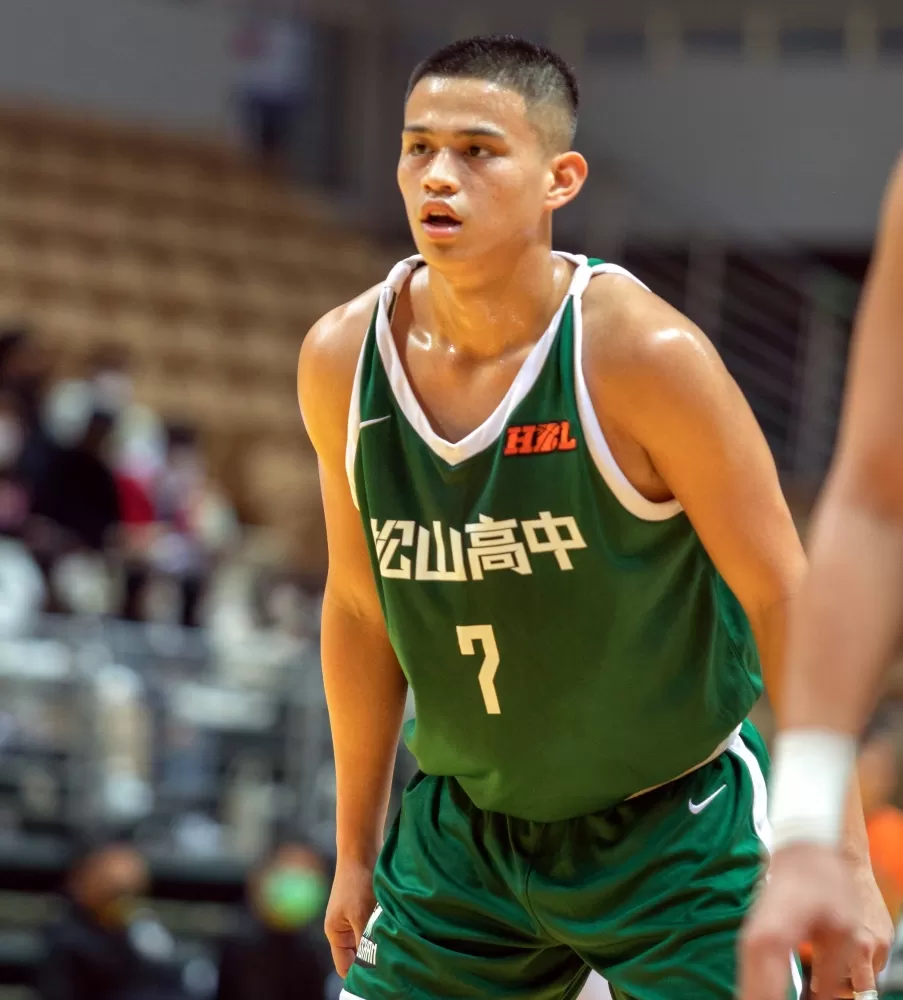 松山「一哥」後衛邱翊安10分、5籃板、6助攻、4抄截。