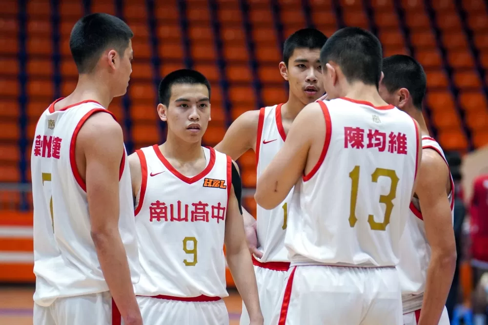 南山一路落後球員溝通苦思對策。