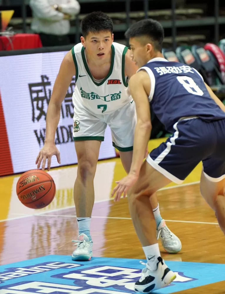 高苑謝侄豈三分球6投中2拿23分、12籃板連4 場、開季5度「雙十」。