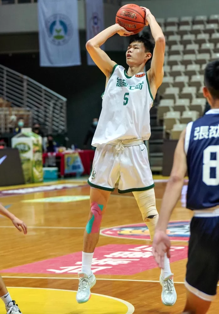 高苑郭 俊言14分、11籃板，也是5度「雙十」。大會提供。下同。
