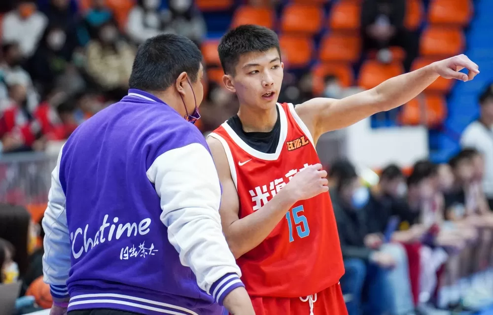 光復教練陳定杰與歸隊第2場最佳表現19分的上季新人王謝銘駿溝通。