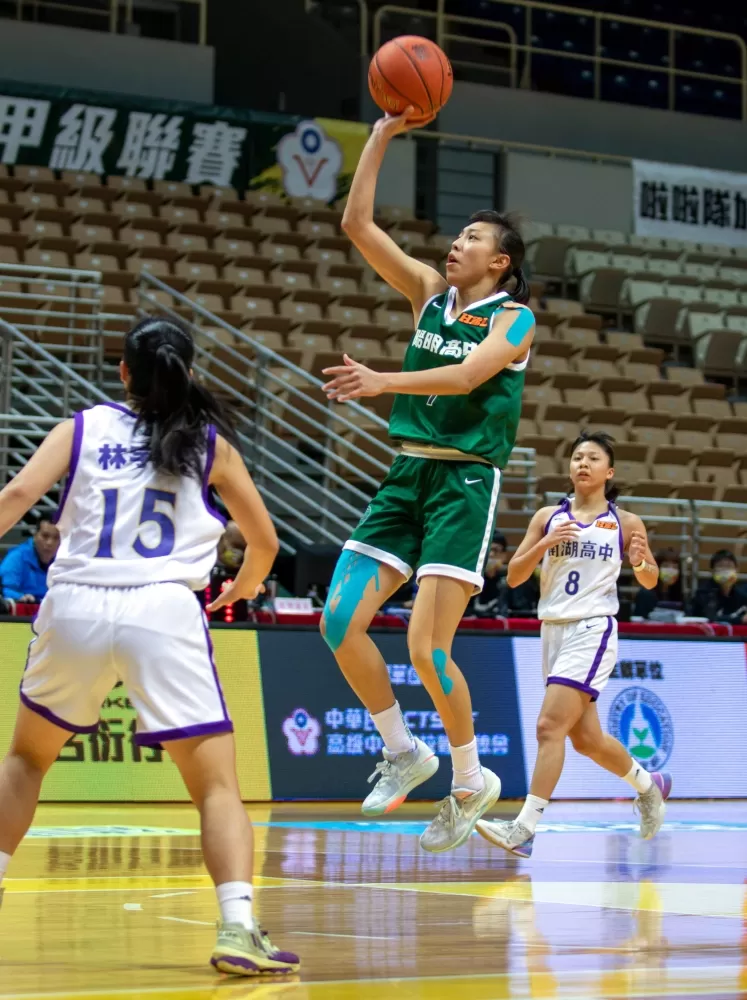 張聿嵐率陽明4連勝  。