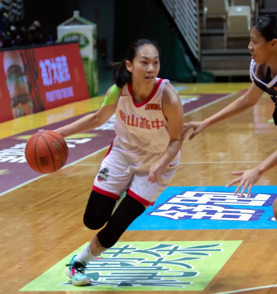 南山「一姊」射手劉芳瑜上半場飆5記三分彈、全場6枚拿本季最高20分。