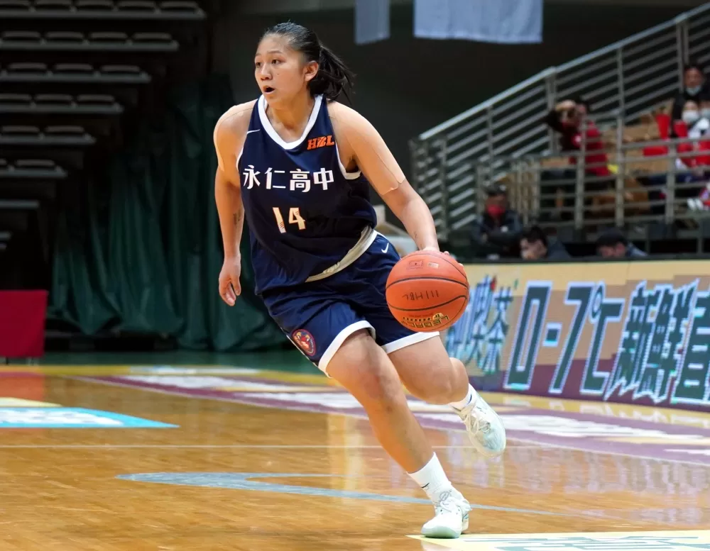 永仁高一菜鳥陳薇涵進2記三分球拿24分。