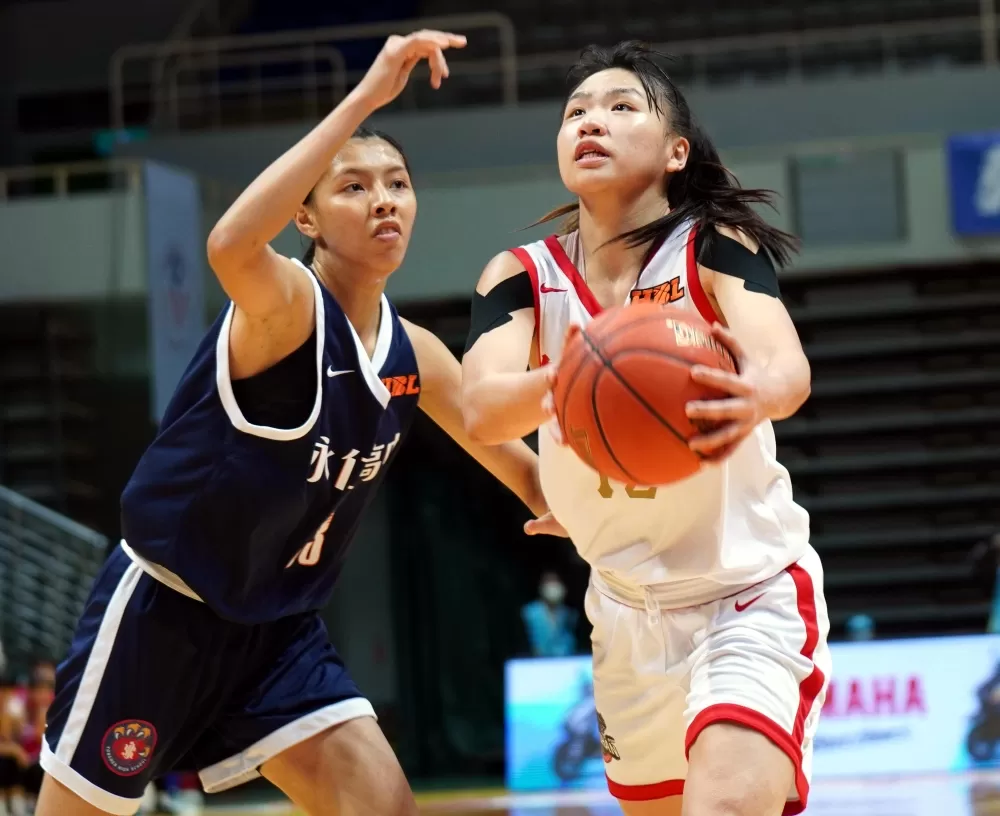 南山中鋒張張家瑄18分、11籃板、5助攻開季9度「雙十」。