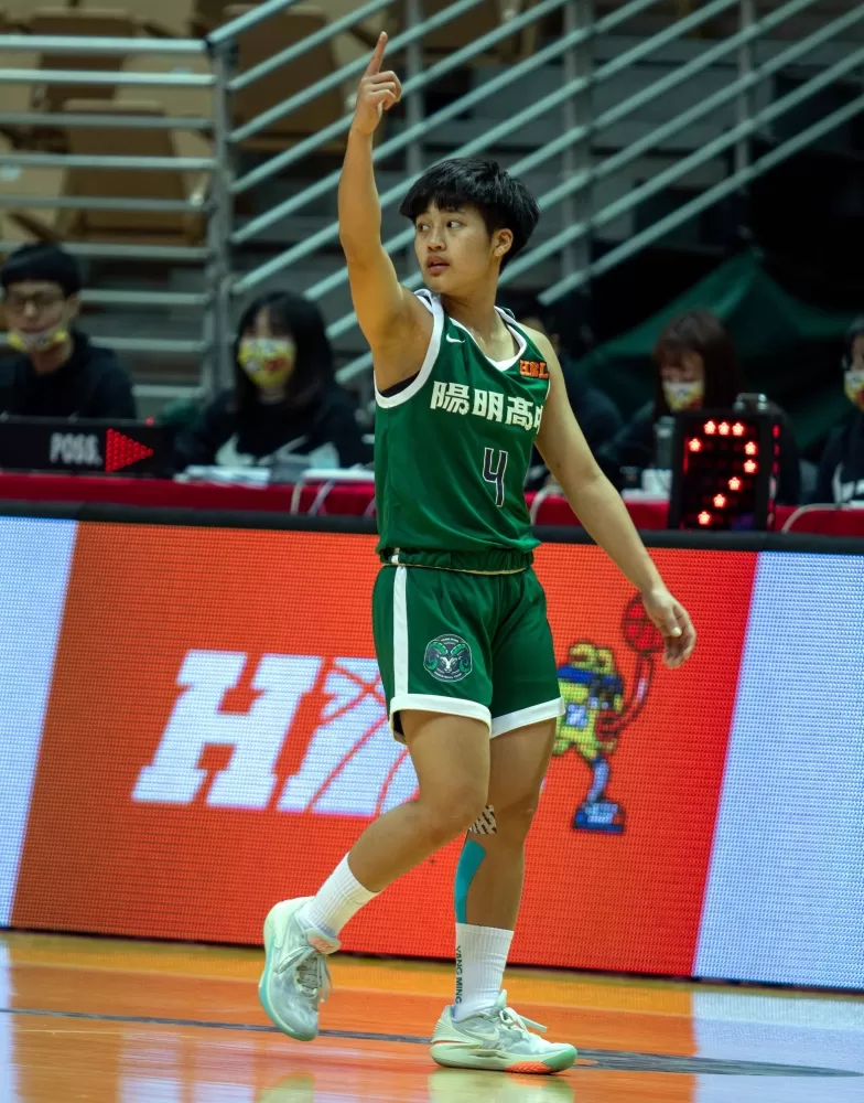 陽明高三後衛江子柔14分、8籃板、7抄截。