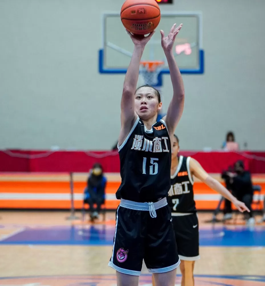 淡商高二中鋒蔡菀娗平本季最高17分、5籃板。