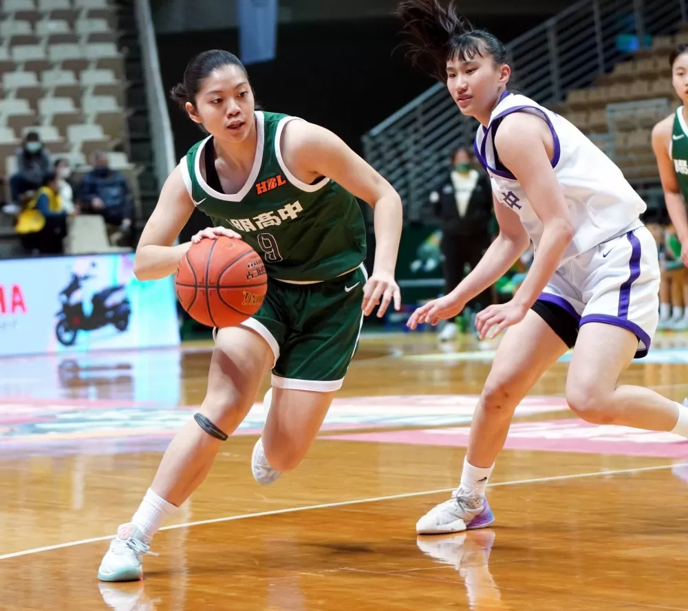 陽明高二前鋒陳郁庭兩年來單場新高的16分、6籃板。