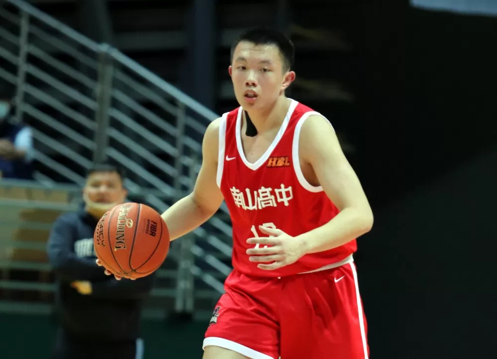 南山中鋒陳均維11分、6籃板路、4 助攻、3抄截。