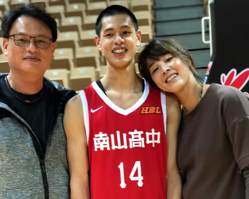 愛兒曹祐寧壓哨絕殺，職棒名投名教曹竣崵、前中華女籃三分美少女傅姿伶high翻。