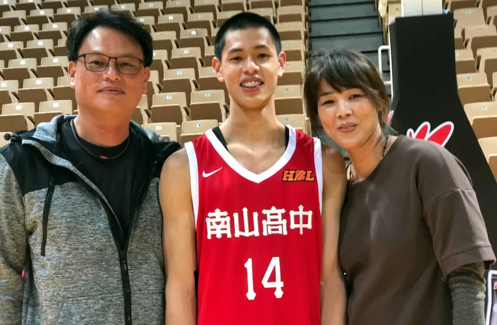 愛兒曹祐寧壓哨絕殺，職棒名投名教曹竣崵、前中華女籃三分美少女傅姿伶high翻。