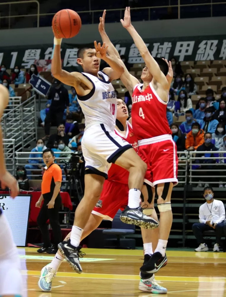 能仁高二前鋒王暐嘉兩年來雙新高的25分、12籃板，2度「雙十」。