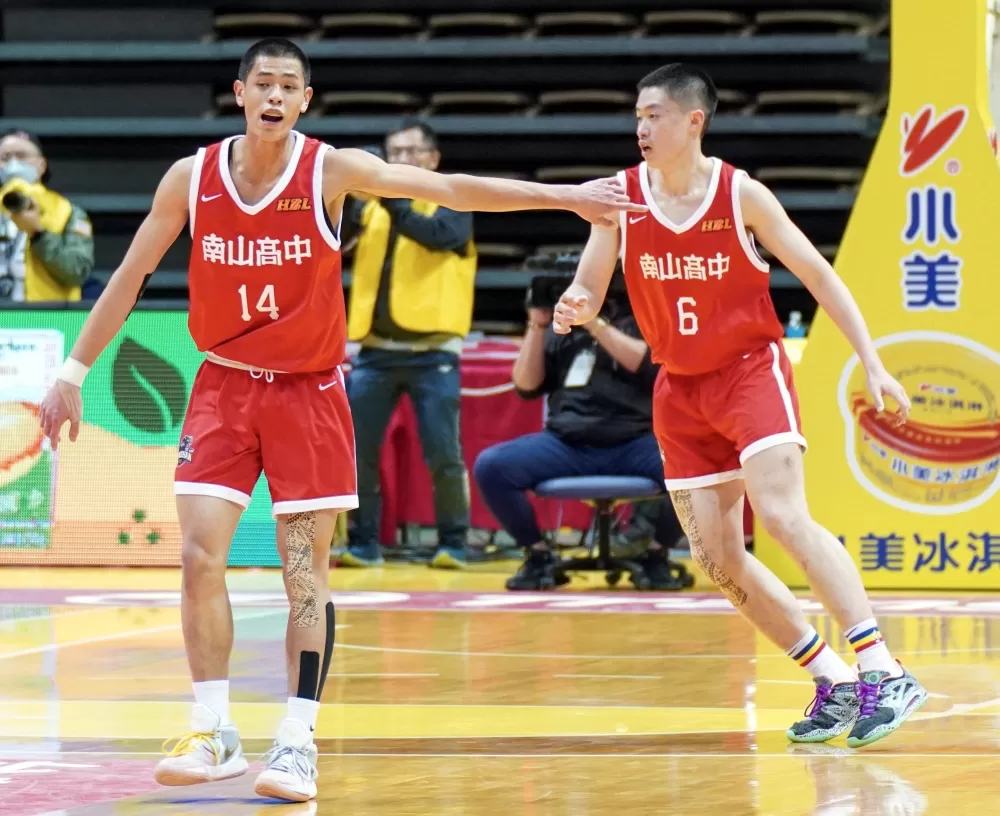 南山壓哨絕殺的曹祐寧（左）與攻下10分的隊友李譽宸互動。