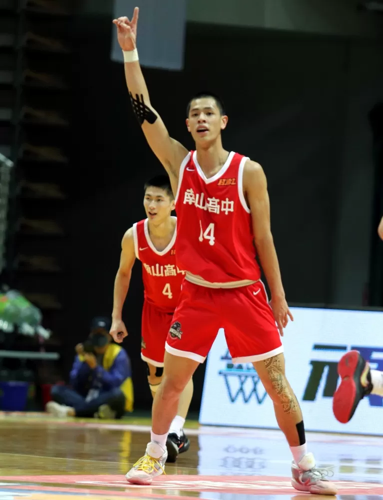 發邊球南山逆向操作曹祐寧壓哨絕殺。