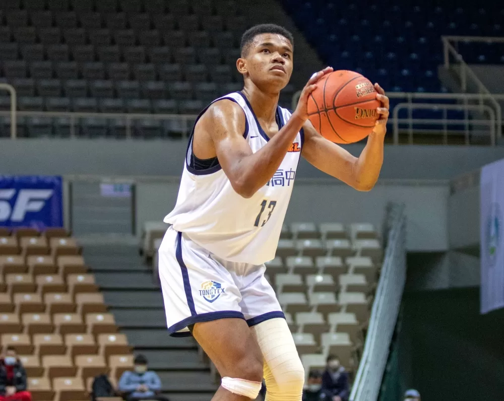 東泰歐士綸11分、13籃板「雙十」。