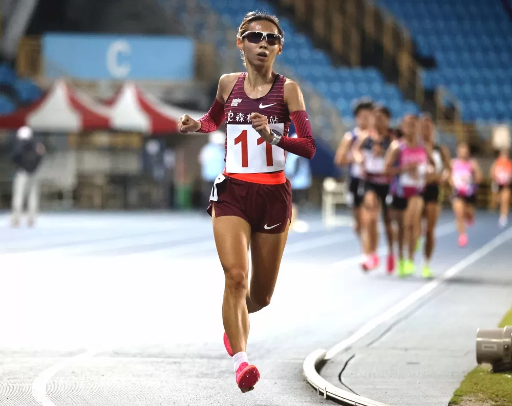 曹純玉在公開女1萬公尺封后。林嘉欣/攝影。