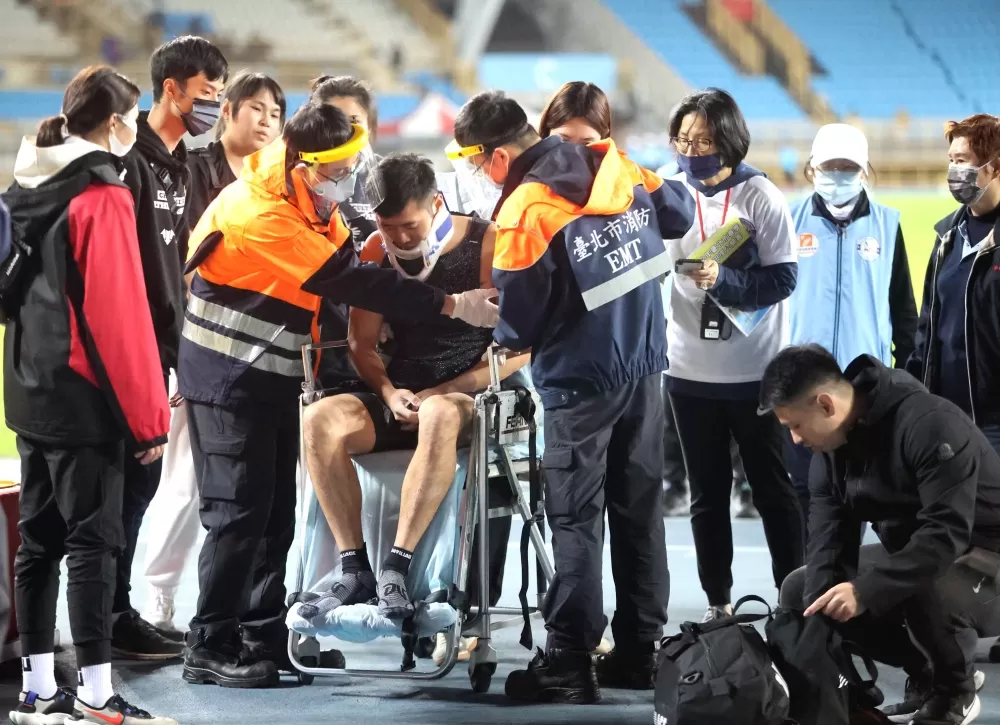 許凱逸受傷送醫。林嘉欣／攝影。