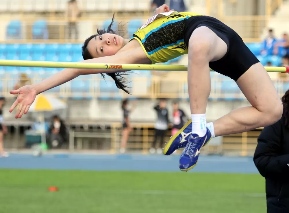 芎林國中林沛萱越級打怪在公開女子組跳高奪金。林嘉欣／攝影。