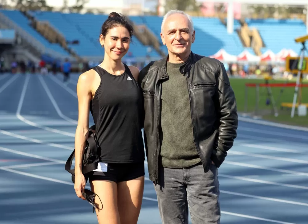 雷理莎的父親到場為她加油。林嘉欣/攝影。