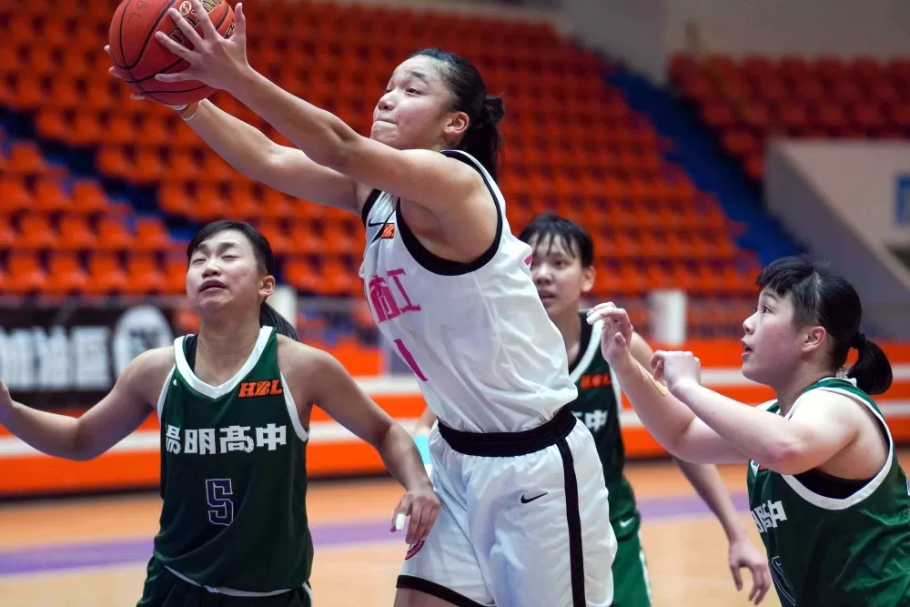 淡商超級中鋒蕭豫玟19分、23籃板連10場「雙十」。