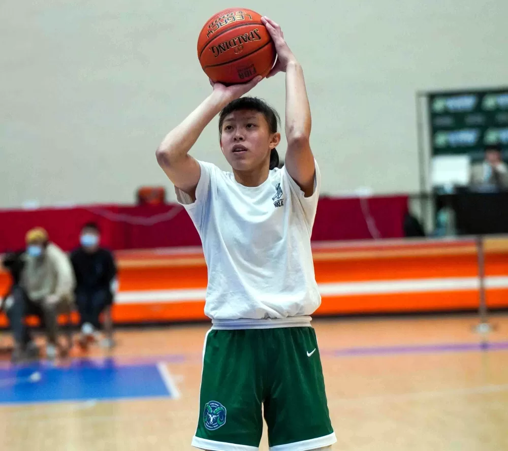 「最強女高中生」張聿嵐掛傷號17日對淡商賽前練投但未打，陽明首敗。