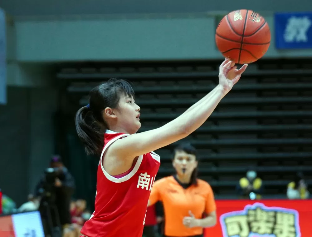 南山高一菜鳥葉侑璇終場前1分30秒連兩次切入進球 拿致勝6 分。