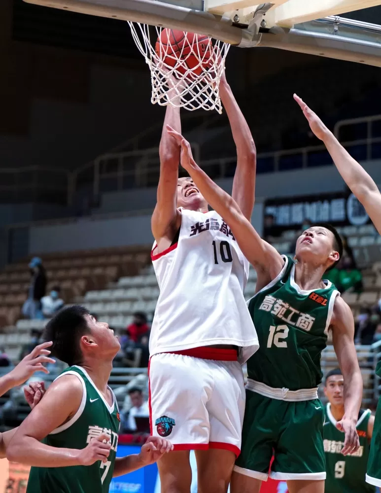 光復鄭名斈11分及生涯最多的25籃板也是首破20。