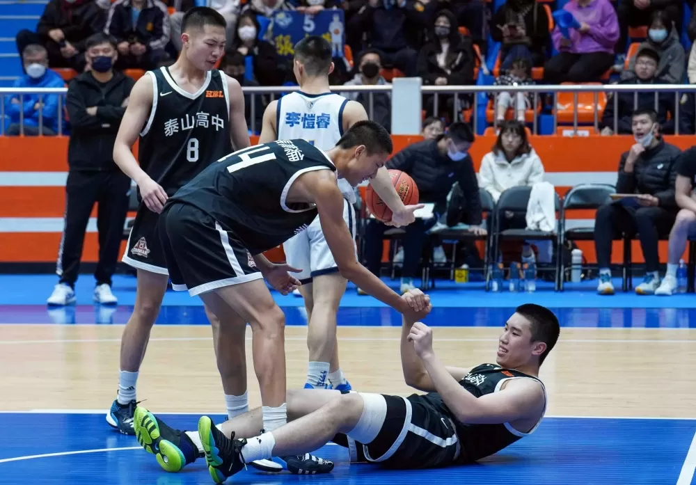 泰山首勝13分13籃板「雙十」的張祐瑋進球後倒地與隊友擊掌。