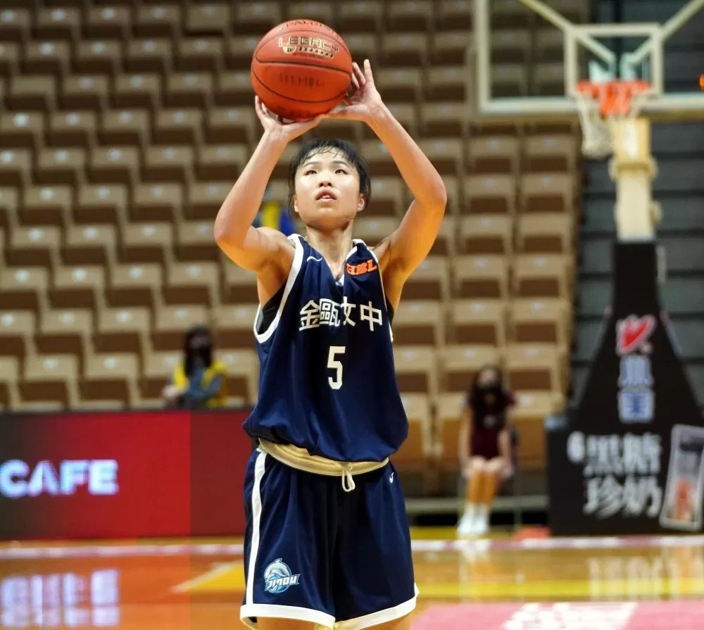金甌高二前鋒潘宥靜平個人最高15分及新高22 籃板，連3場、5度「雙十」。