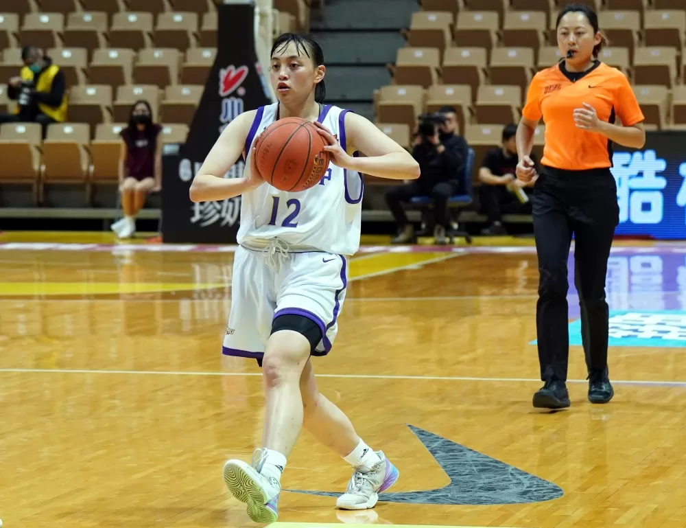 高三資深射手古宜諼20分、15籃板2度「雙十」。