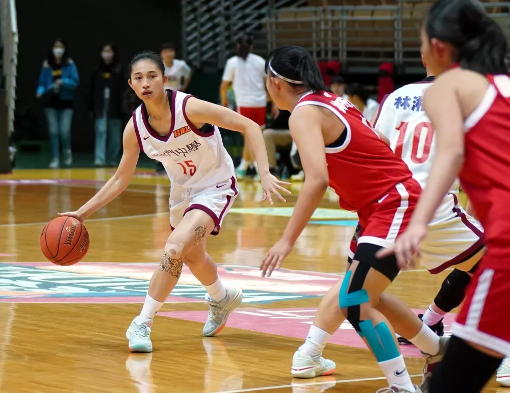 南山楊巧聿（右）拿10分、8籃板尬上普門卓承沅。