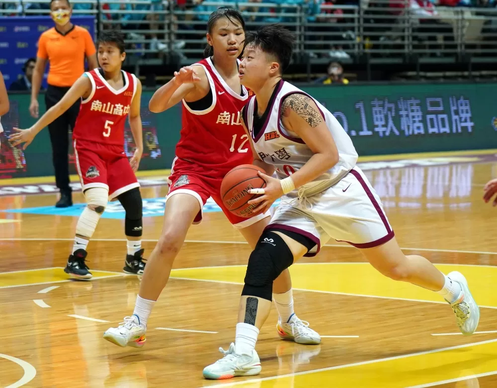 普門林湘凌拿20分尬上7分、11籃板的南山張家瑄。