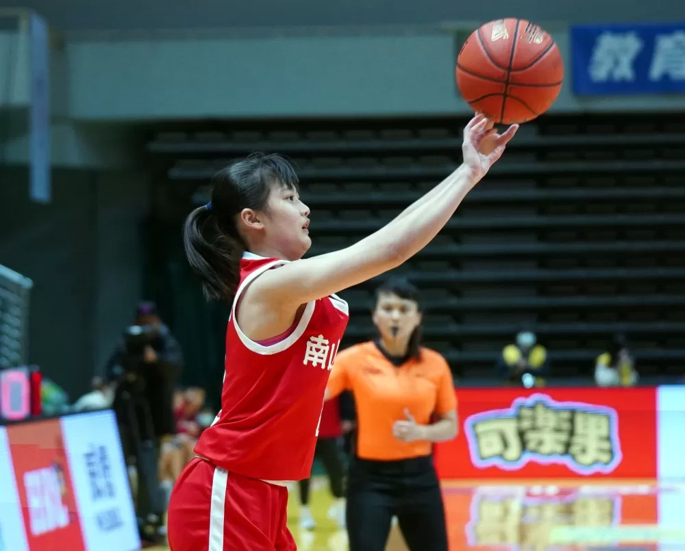 日前搶投不當被北一逆襲，菜鳥葉侑璇回神90秒連飆6分南山第2勝。